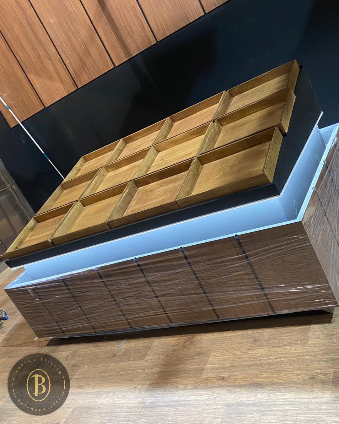 Trabajo%20decorado%20madera%20proyecto%20escenografia%20masterchef%20en%20madrid%20team%20bustamante